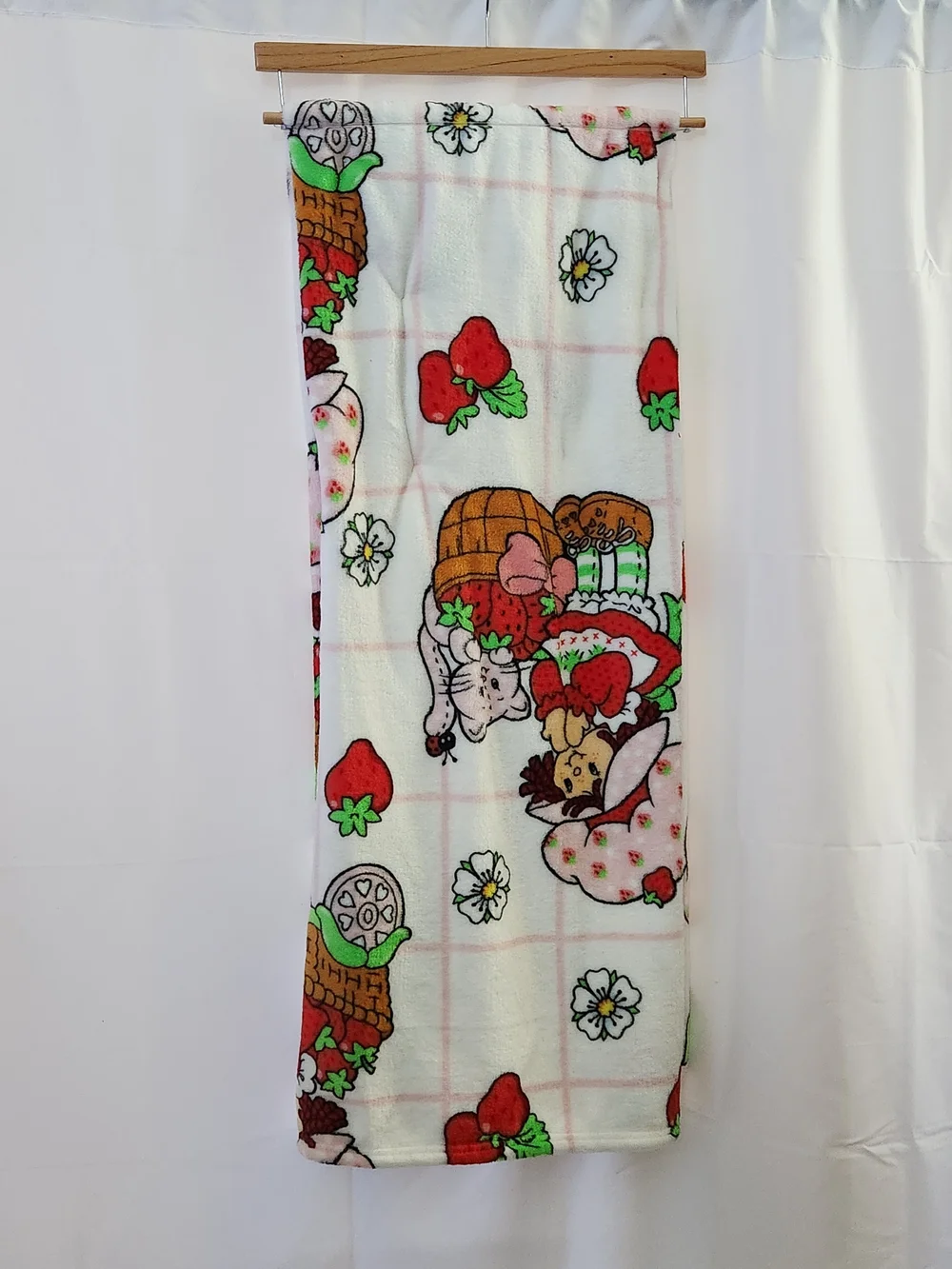 Strawberry Shortcake And Custard Cat Plush Throw Blanket - Pink & White